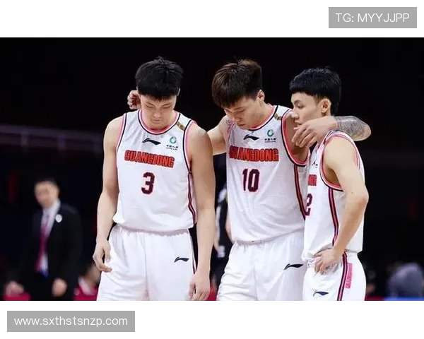 媒体人分享广东全运男篮探班照片赵睿身穿北京T恤与胡明轩崔永熙同框合影